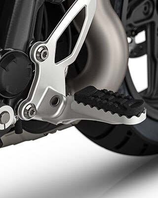 Vemos los reposapiés de la R nineT Scrambler.