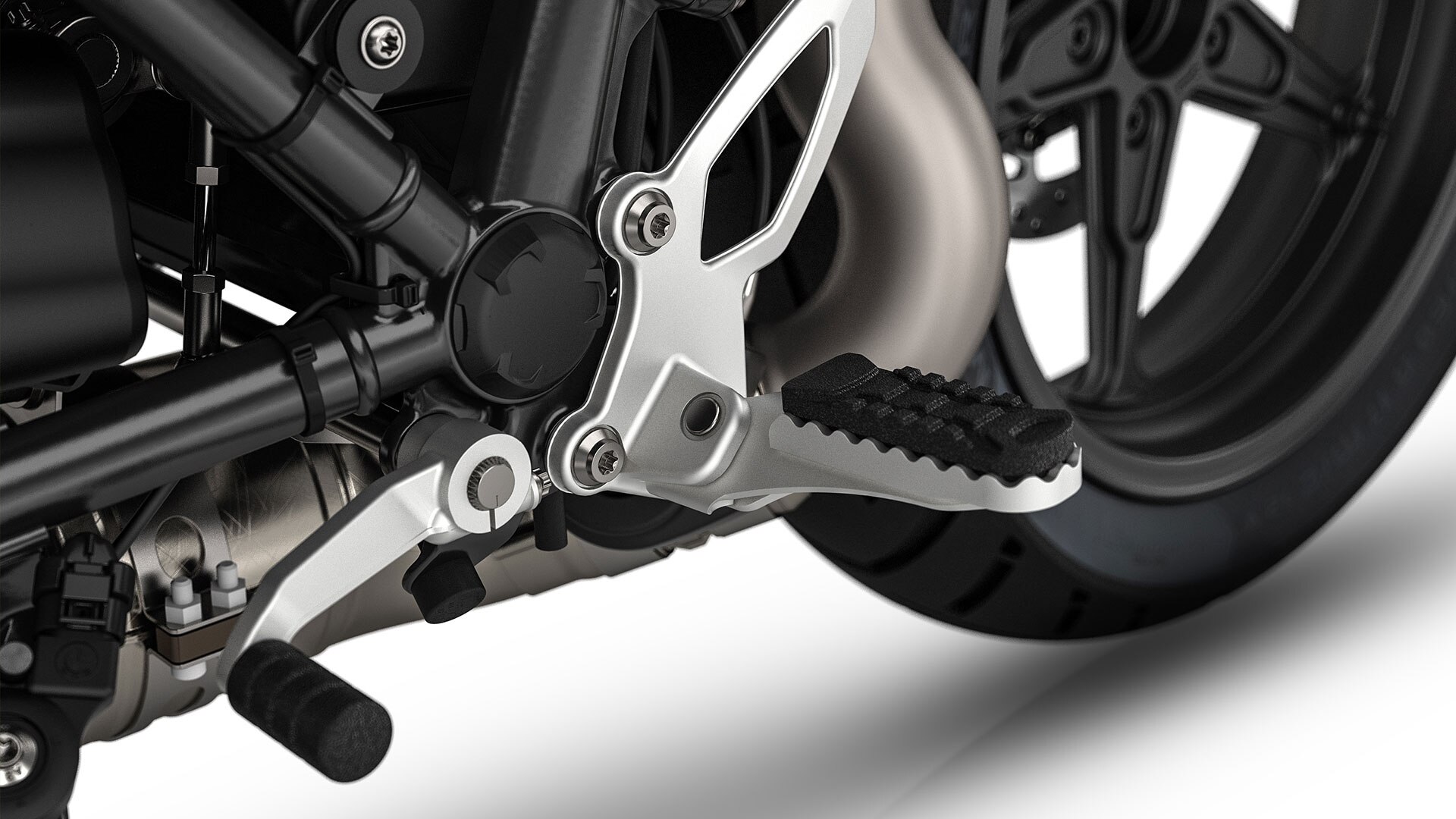Vemos los reposapiés de la R nineT Scrambler.