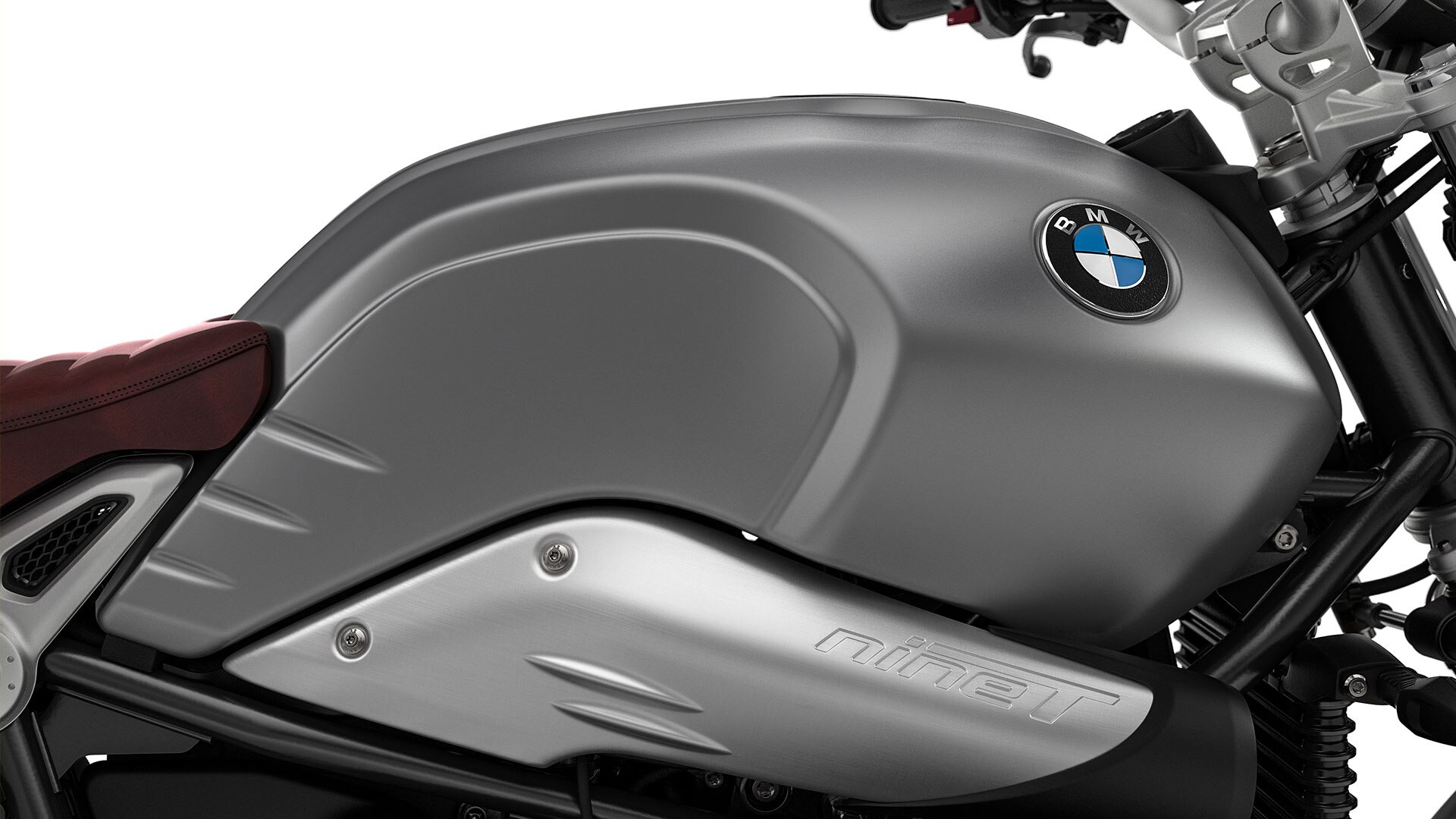 Vemos el depósito con la funda de snorkel de la R nineT Scrambler.