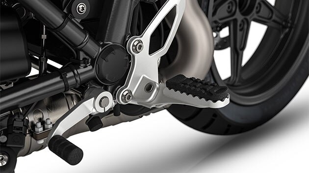 Vemos los reposapiés de la R nineT Scrambler.