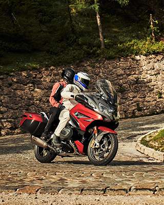 Escena de conducción activa con la BMW R 1250 RT