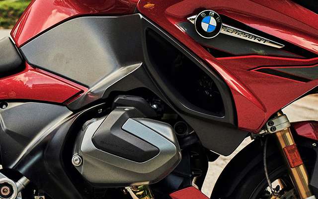 Vista de la tapa de la culata de la BMW R 1250 RT con inscripción ShiftCam