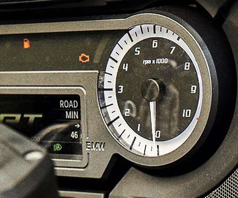 Puesto de conducción con sistema de audio de la BMW R 1250 RT