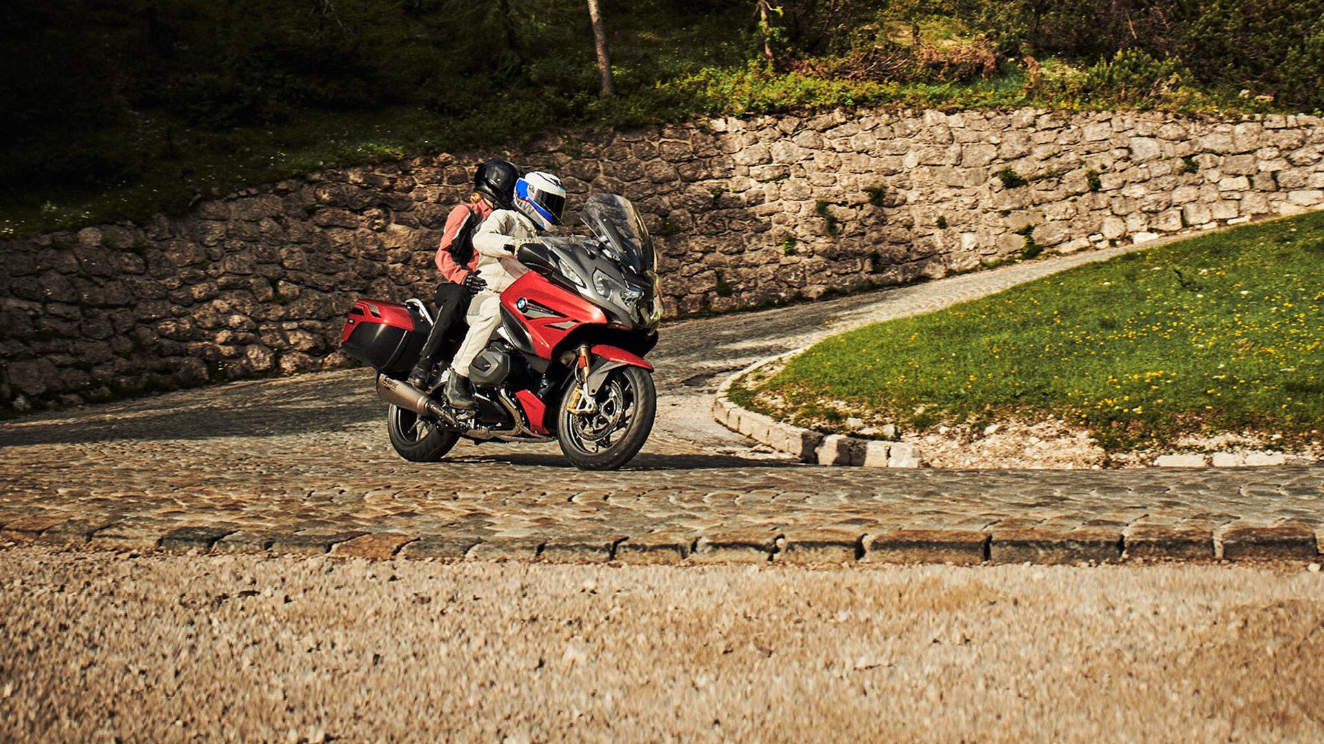 Escena de conducción activa con la BMW R 1250 RT