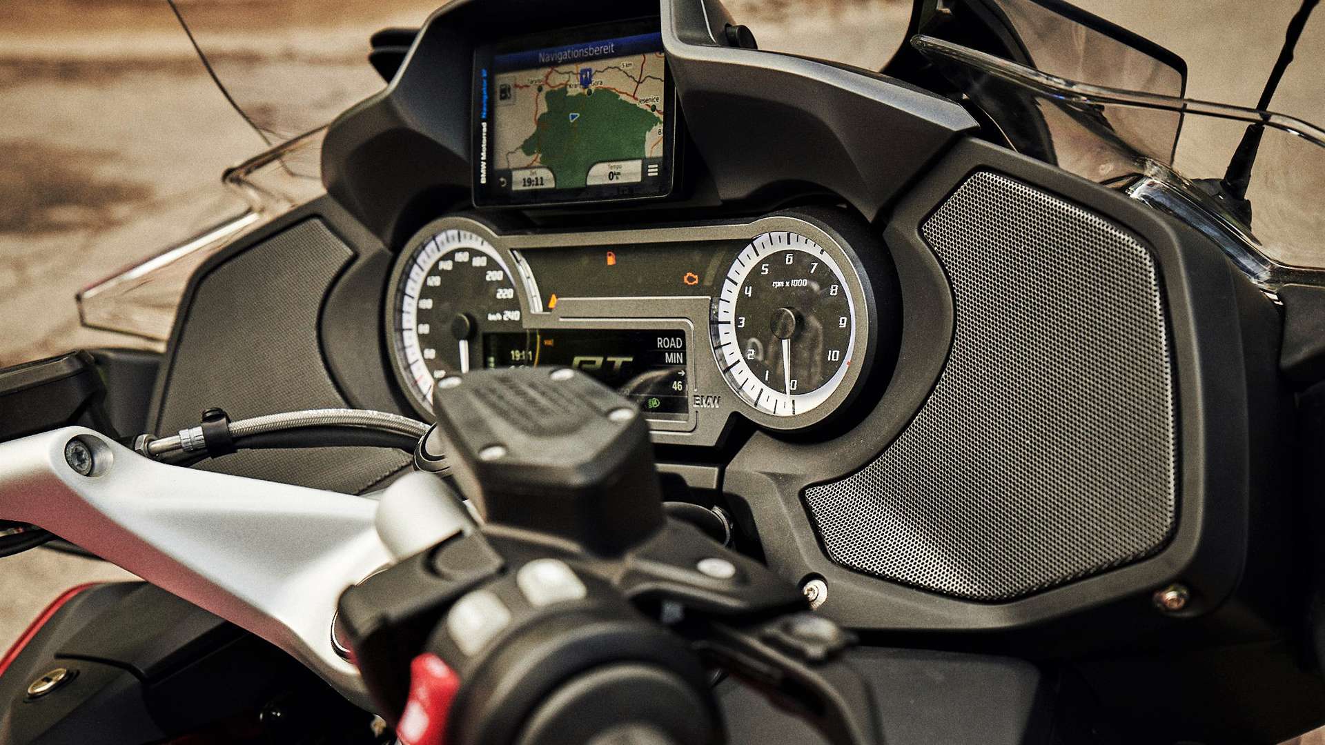 Puesto de conducción con sistema de audio de la BMW R 1250 RT