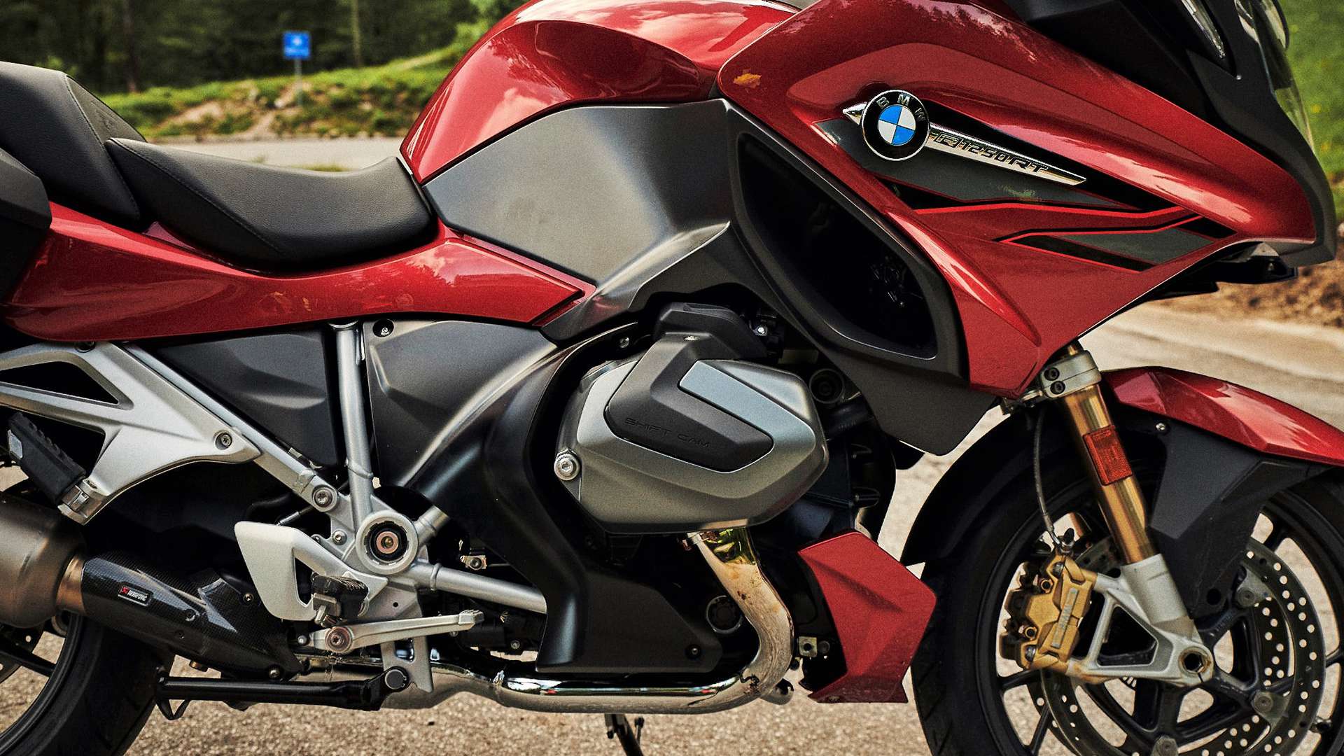 Vista de la tapa de la culata de la BMW R 1250 RT con inscripción ShiftCam
