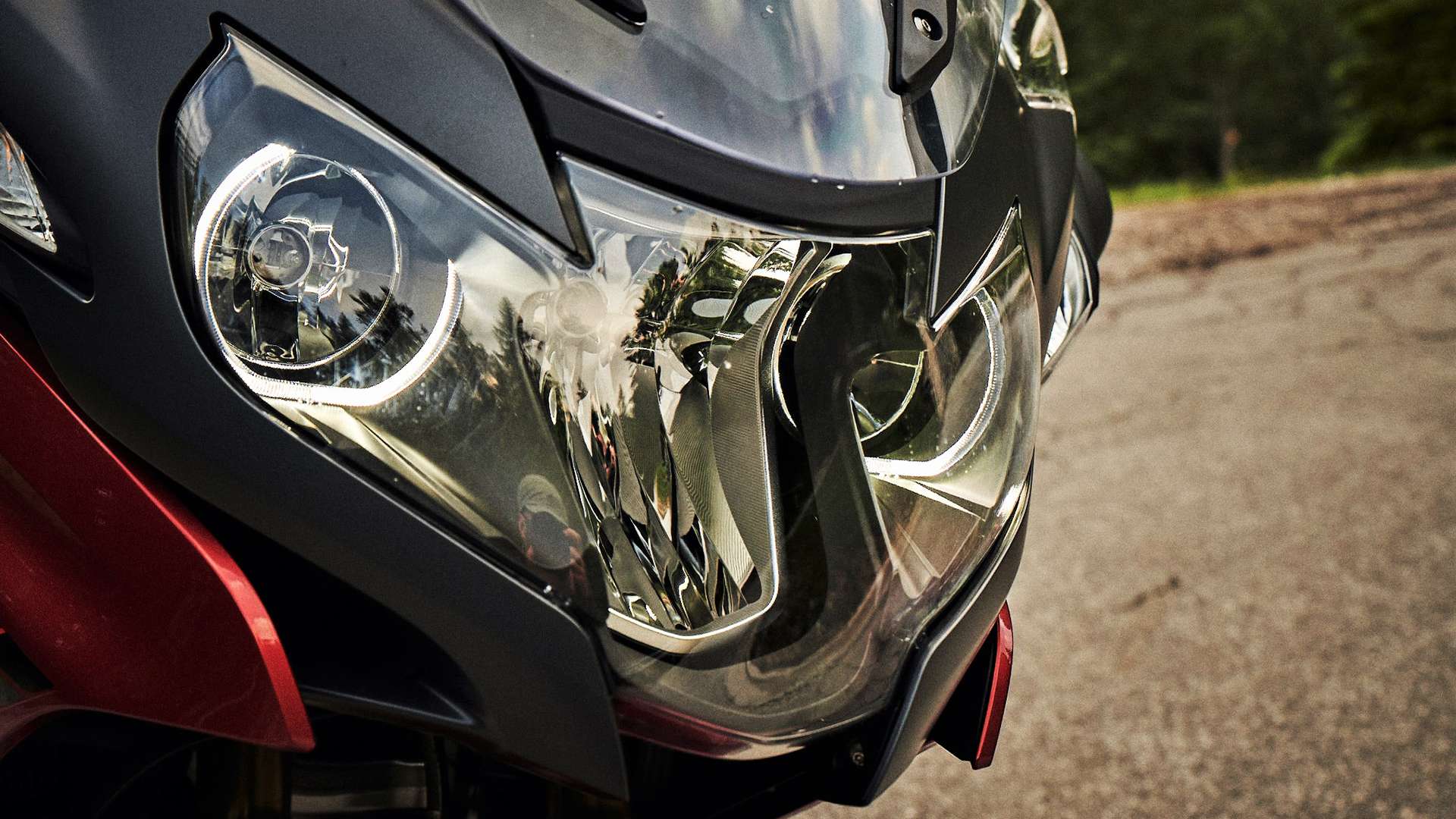 Vista frontal de la BMW R 1250 RT con faro