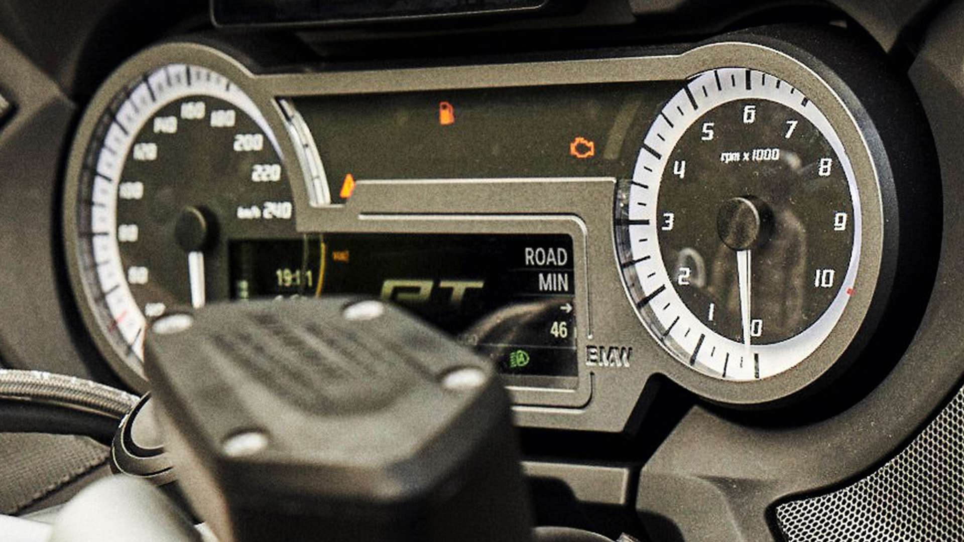 Puesto de conducción con sistema de audio de la BMW R 1250 RT