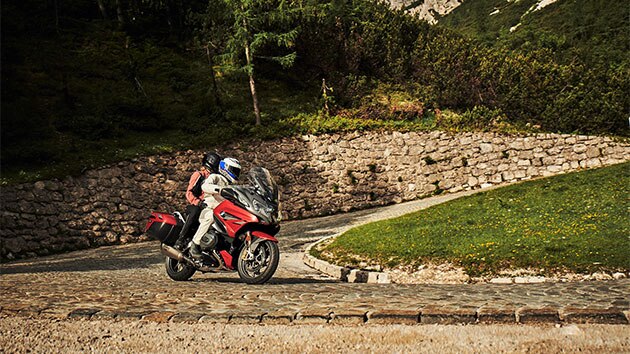 Escena de conducción activa con la BMW R 1250 RT
