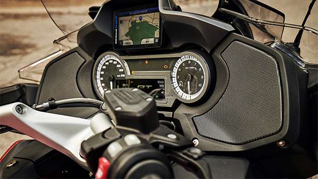 Puesto de conducción con sistema de audio de la BMW R 1250 RT