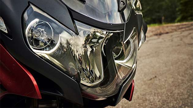 Vista frontal de la BMW R 1250 RT con faro