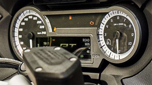 Puesto de conducción con sistema de audio de la BMW R 1250 RT